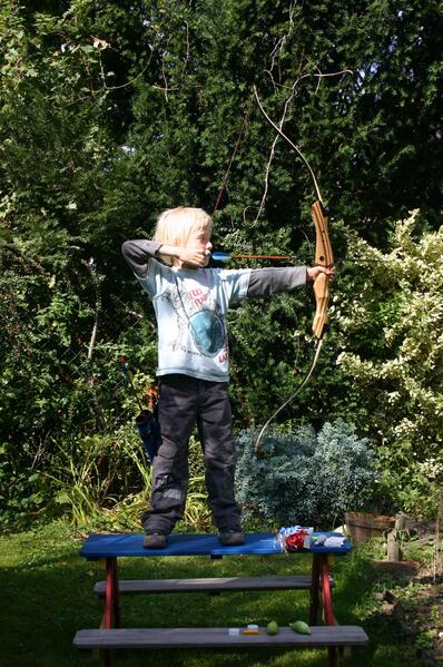Kind beim Bogenschießen